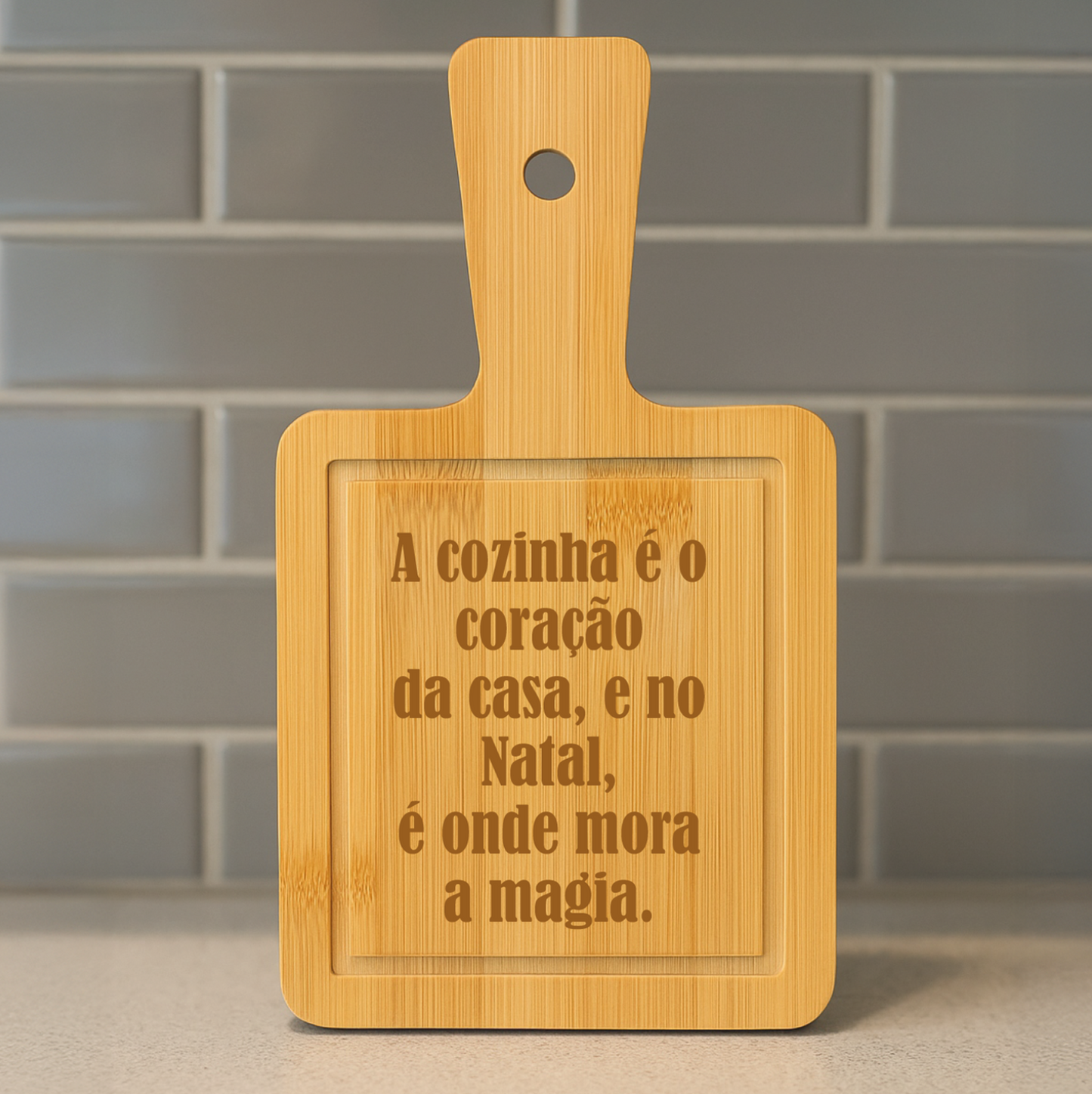 Tábua de Cozinha com Pega – “A Cozinha é o Coração da Casa” em Bambu Natural